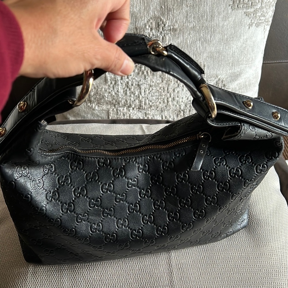 Gucci classic gently used purse ..